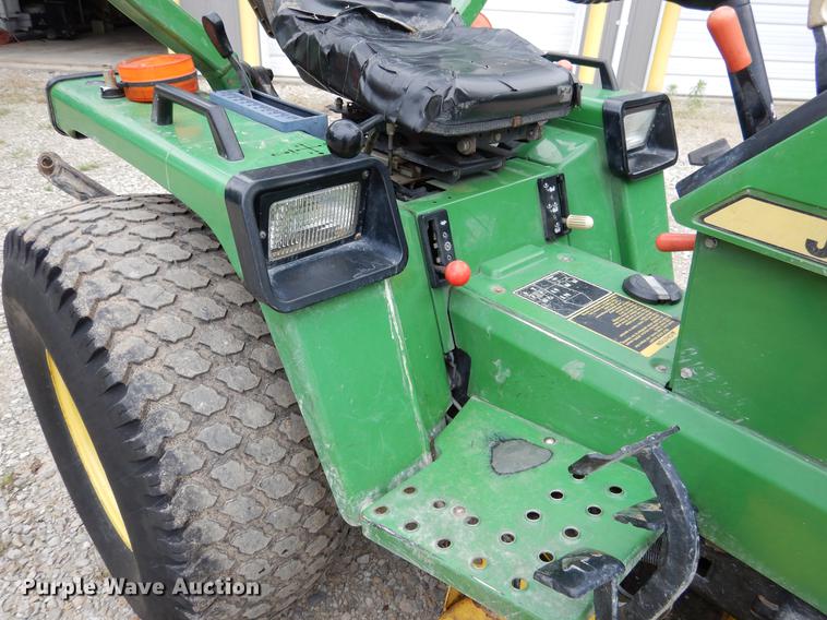 image for item DY9835 2003 John Deere 855 tractor