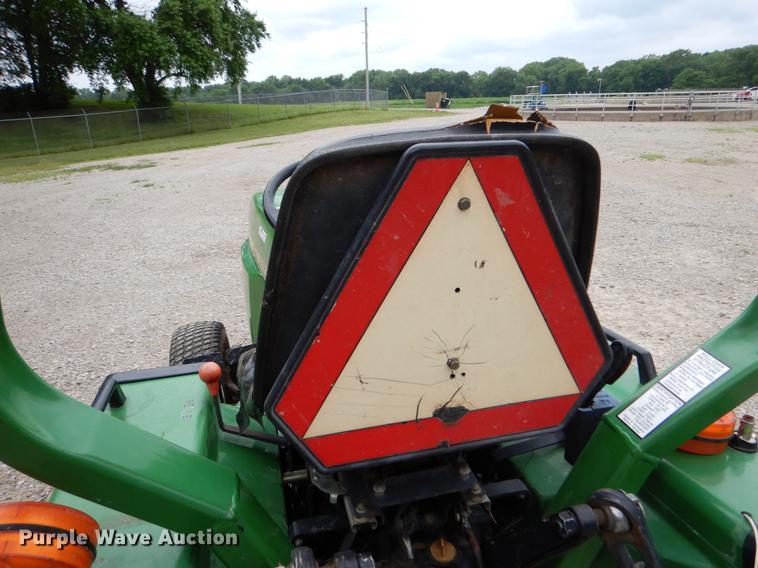image for item DY9835 2003 John Deere 855 tractor