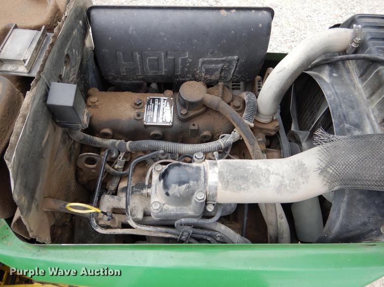 image for item DY9835 2003 John Deere 855 tractor