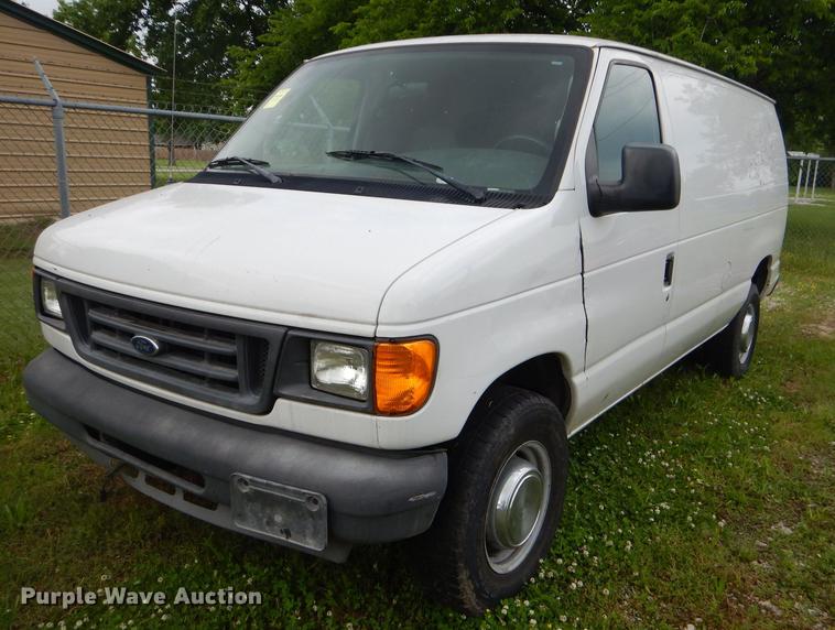 image for item ED9260 2004 Ford E350 Super Duty van