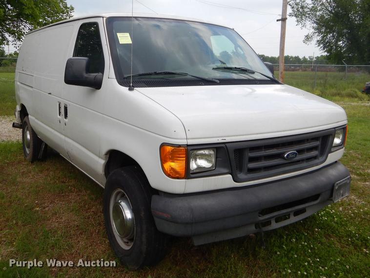 image for item ED9260 2004 Ford E350 Super Duty van