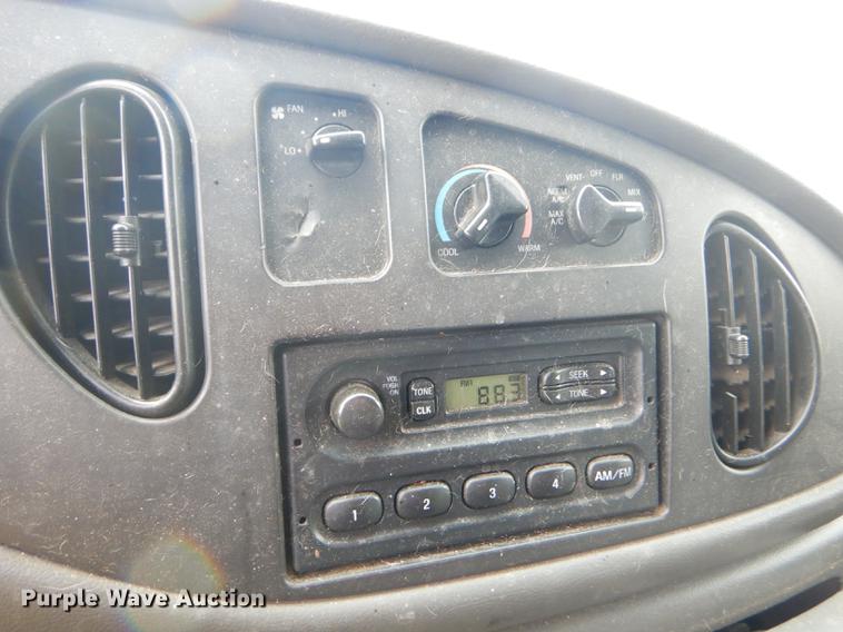 image for item ED9260 2004 Ford E350 Super Duty van
