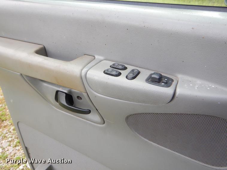 image for item ED9260 2004 Ford E350 Super Duty van