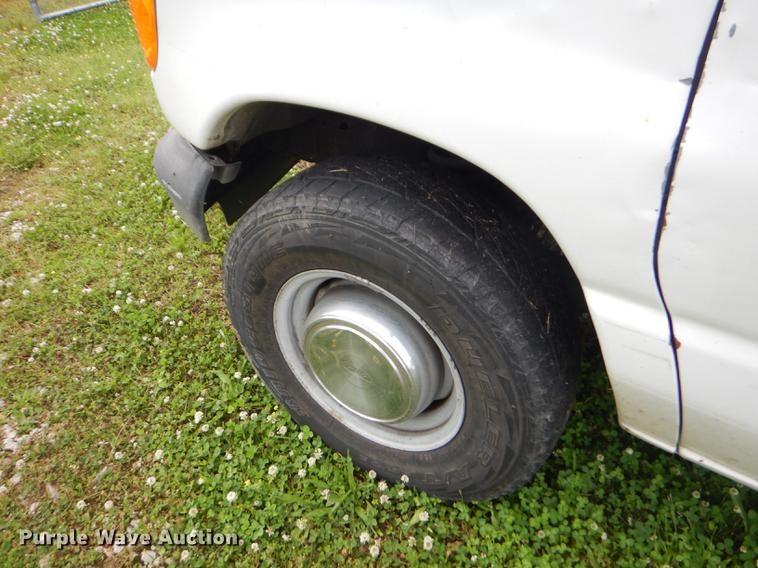 image for item ED9260 2004 Ford E350 Super Duty van