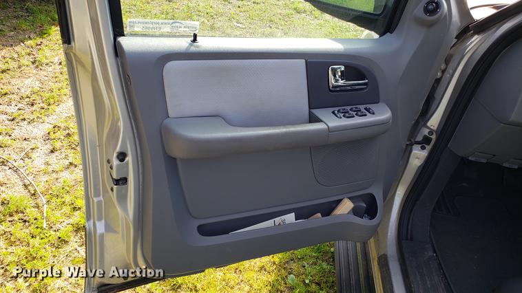 image for item EN9965 2005 Ford Expedition SUV