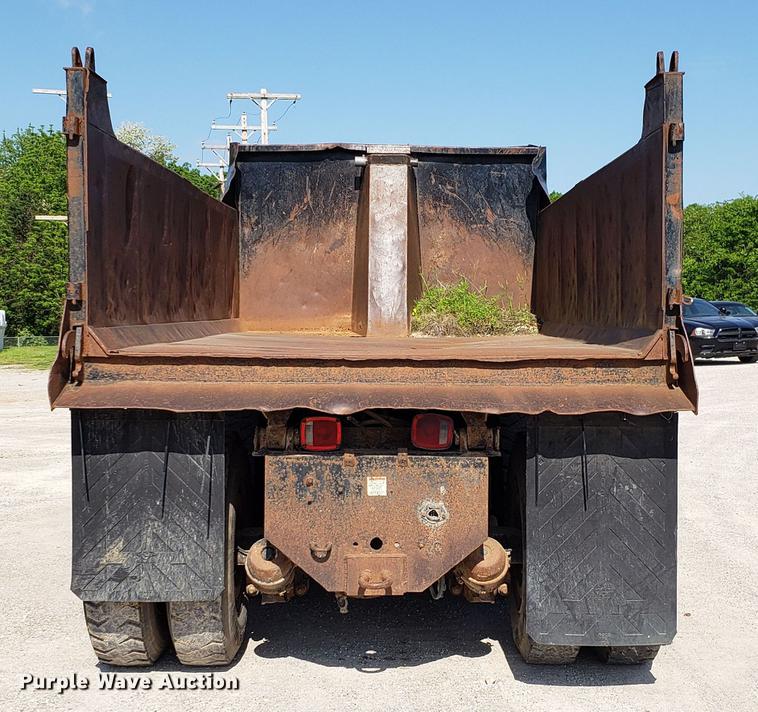 image for item EN9966 2002 GMC C8500 dump truck