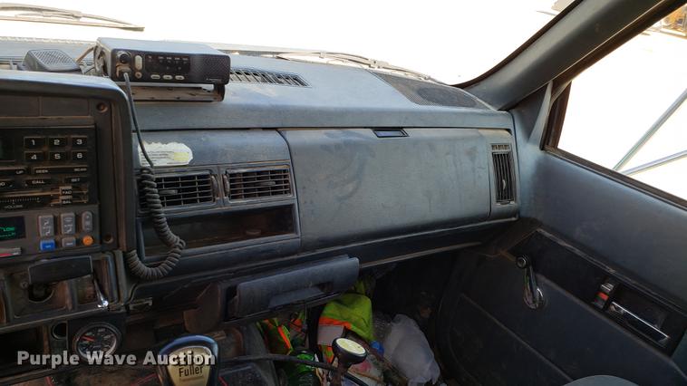 image for item EN9966 2002 GMC C8500 dump truck