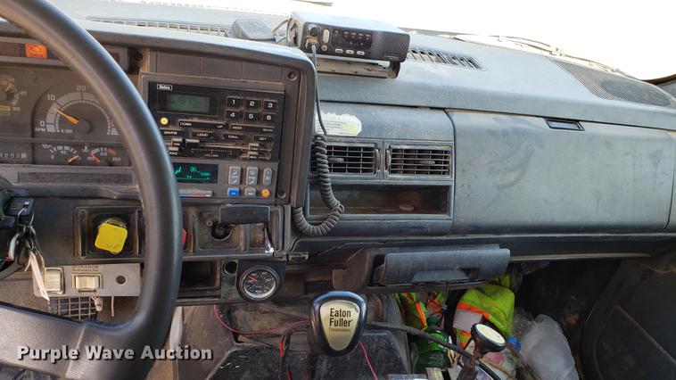 image for item EN9966 2002 GMC C8500 dump truck