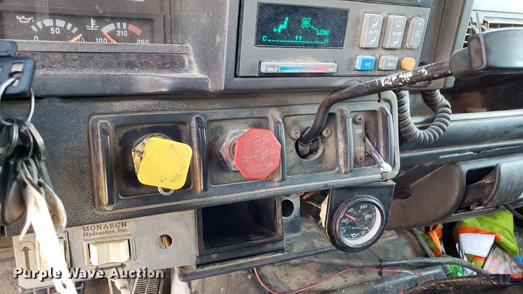 image for item EN9966 2002 GMC C8500 dump truck