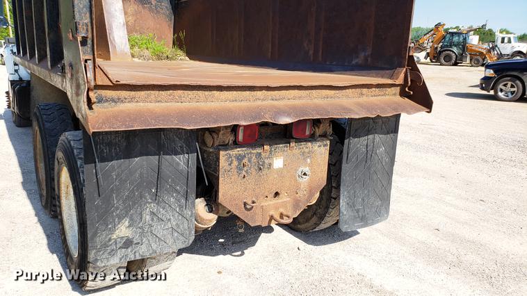 image for item EN9966 2002 GMC C8500 dump truck