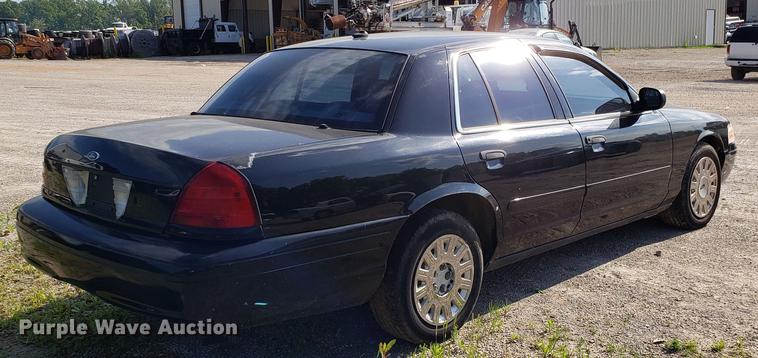 image for item EN9967 2004 Ford Crown Victoria Police Interceptor