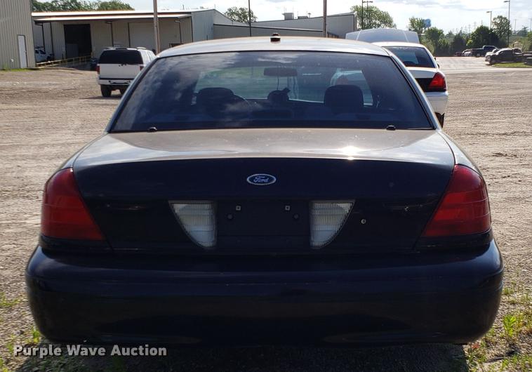 image for item EN9967 2004 Ford Crown Victoria Police Interceptor
