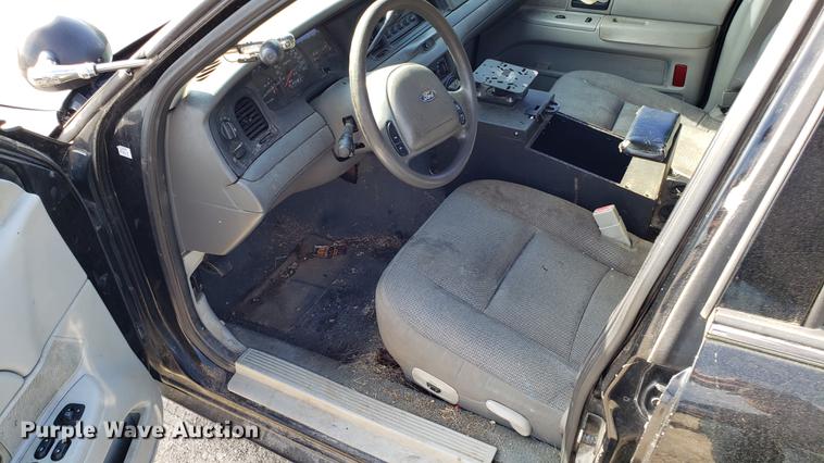 image for item EN9967 2004 Ford Crown Victoria Police Interceptor