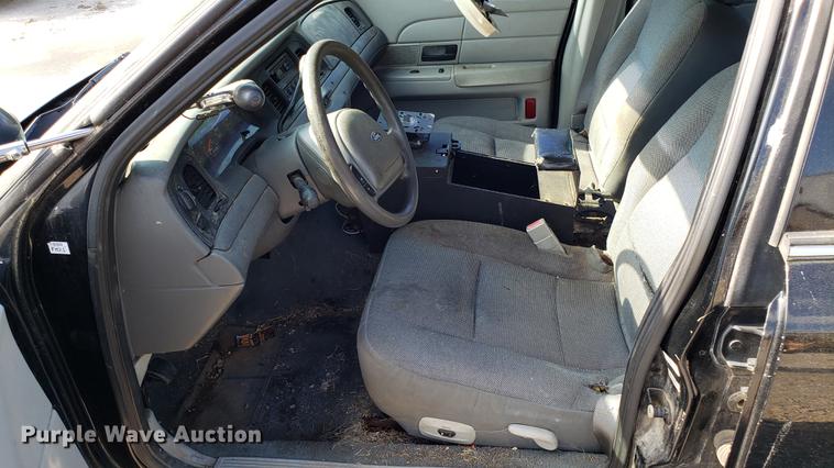 image for item EN9967 2004 Ford Crown Victoria Police Interceptor