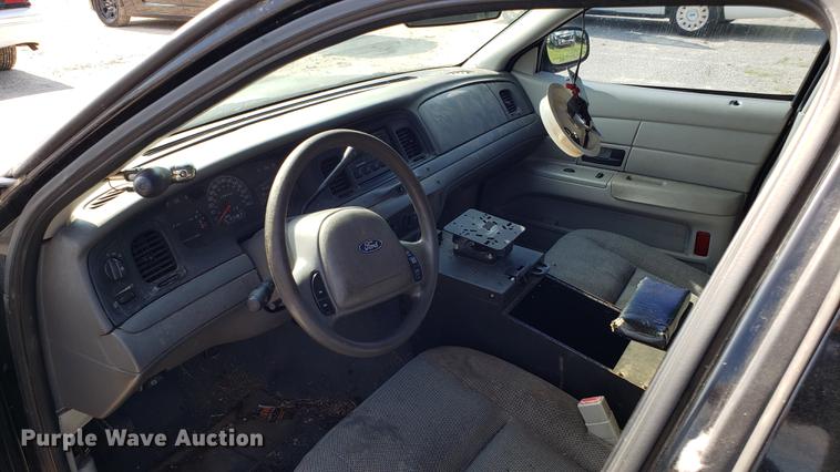 image for item EN9967 2004 Ford Crown Victoria Police Interceptor