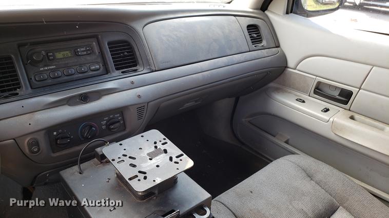 image for item EN9967 2004 Ford Crown Victoria Police Interceptor