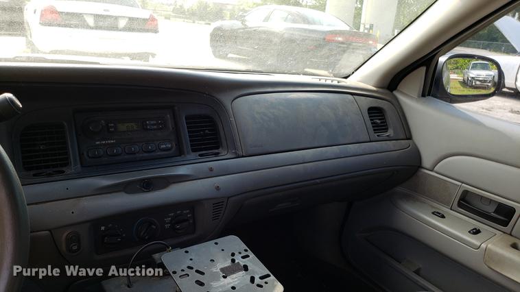 image for item EN9967 2004 Ford Crown Victoria Police Interceptor