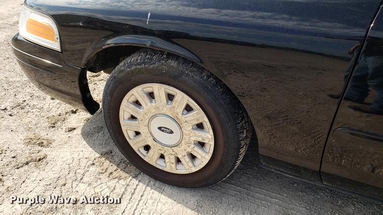 image for item EN9967 2004 Ford Crown Victoria Police Interceptor