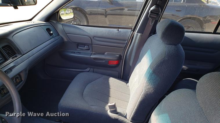 image for item EN9970 2001 Ford Crown Victoria Police Interceptor
