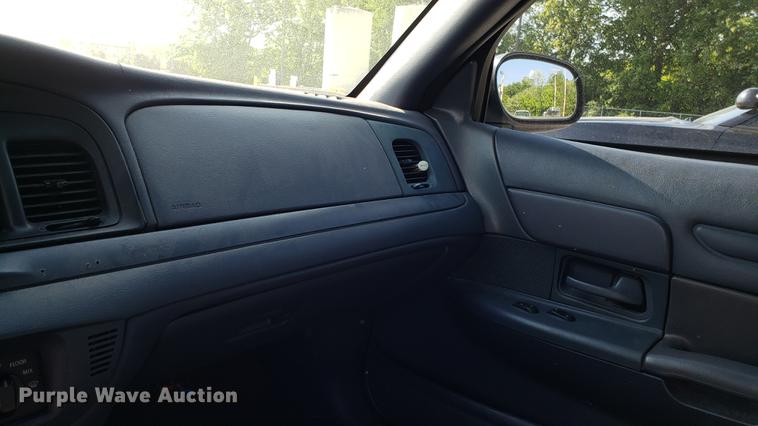 image for item EN9970 2001 Ford Crown Victoria Police Interceptor