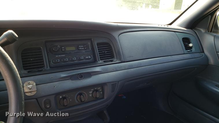 image for item EN9970 2001 Ford Crown Victoria Police Interceptor