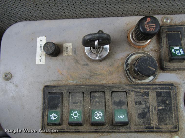 image for item EU9636 1998 Hyundai Robex 210LC-3 excavator