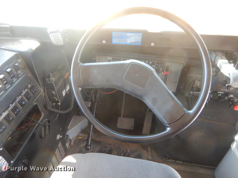 image for item FH9437 1994 International 3800 school bus