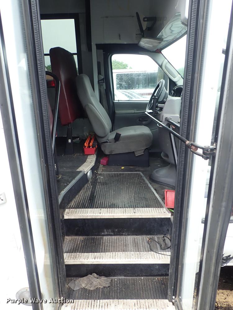 image for item FH9860 2005 Ford E450 school bus