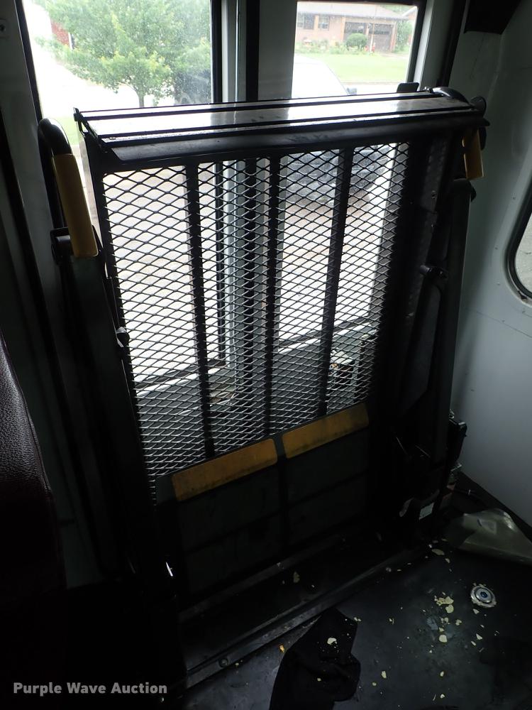 image for item FH9860 2005 Ford E450 school bus