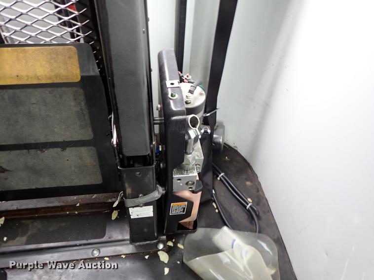 image for item FH9860 2005 Ford E450 school bus