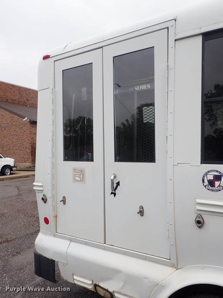 image for item FH9860 2005 Ford E450 school bus