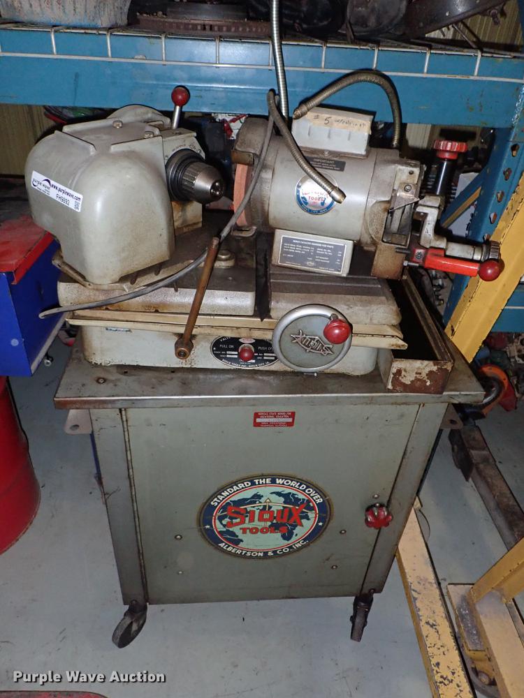 Sioux valve face grinding machine in McPherson, KS Item FH9892 sold