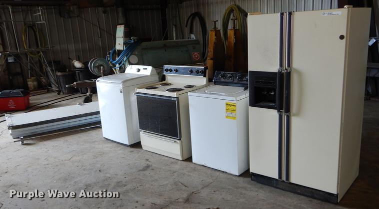 image for item FI9584 Garage door and appliances