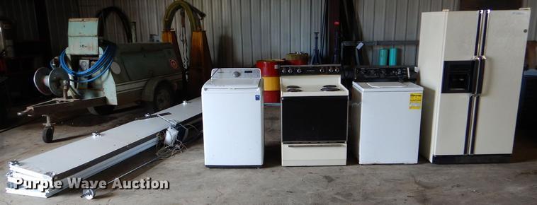 image for item FI9584 Garage door and appliances