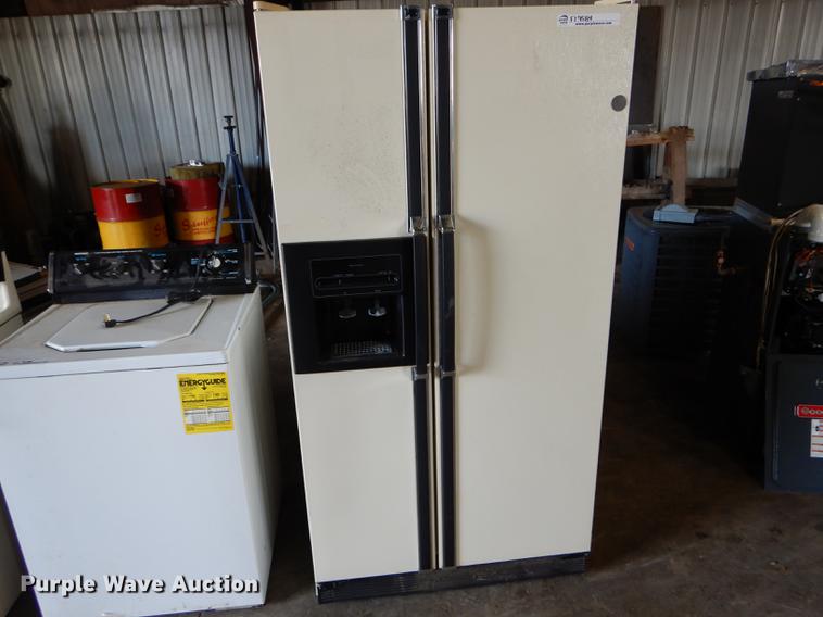 image for item FI9584 Garage door and appliances