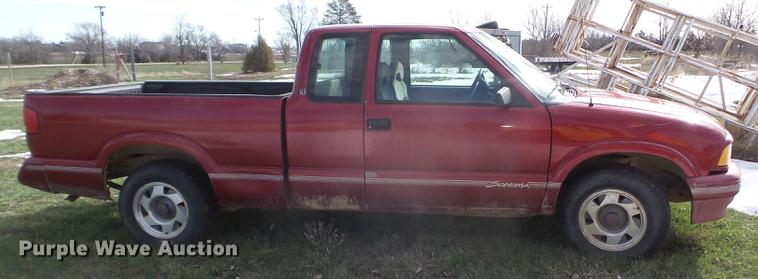 image for item FM9253 1997 GMC Sonoma Ext. Cab pickup truck