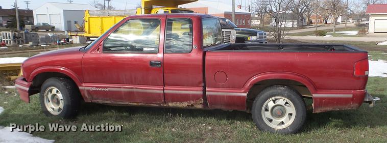 image for item FM9253 1997 GMC Sonoma Ext. Cab pickup truck