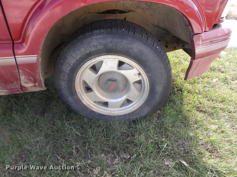 image for item FM9253 1997 GMC Sonoma Ext. Cab pickup truck