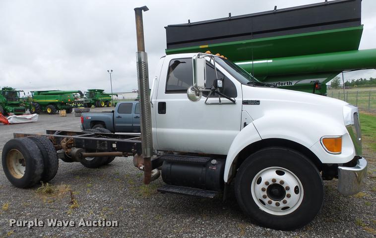 image for item CD9613 2006 Ford F650 Super Duty truck cab and chassis