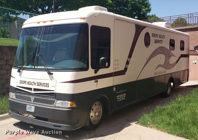 image for item DA8524 2004 Workhorse W22 medical clinic RV