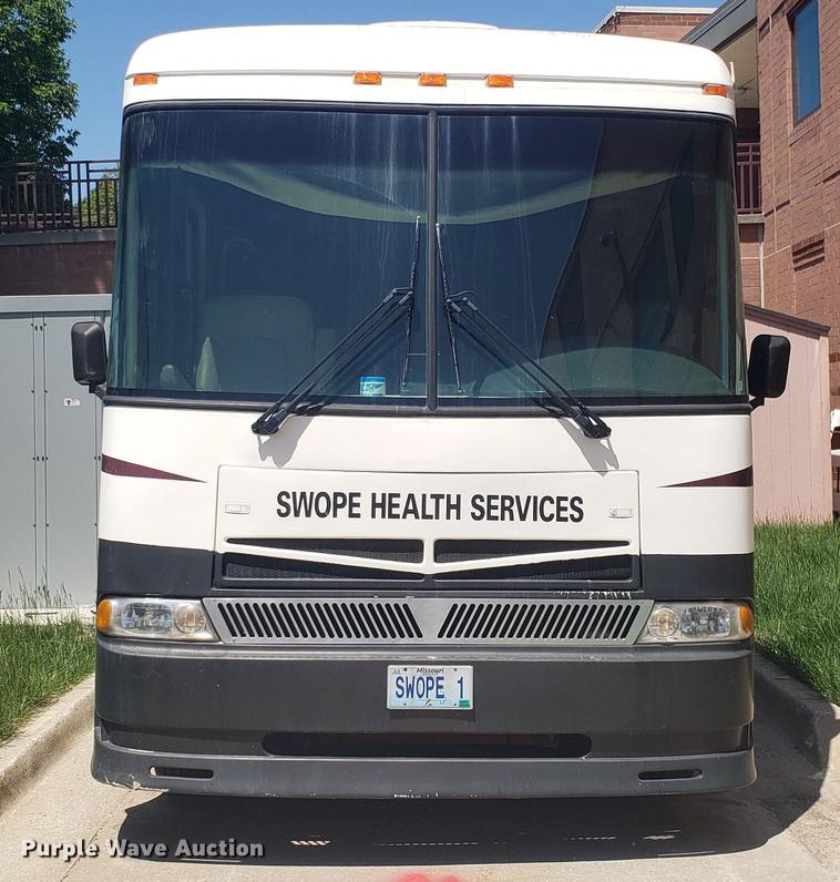 image for item DA8524 2004 Workhorse W22 medical clinic RV