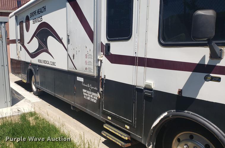 image for item DA8524 2004 Workhorse W22 medical clinic RV