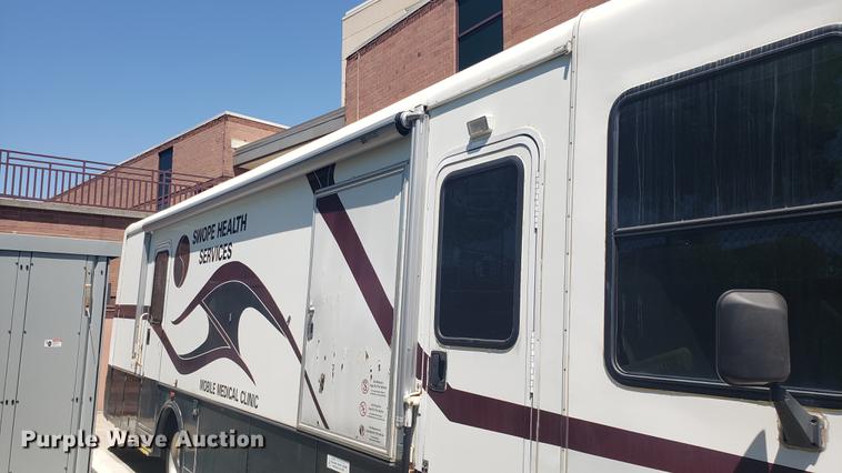 image for item DA8524 2004 Workhorse W22 medical clinic RV