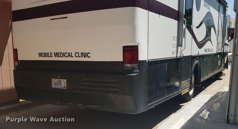 image for item DA8524 2004 Workhorse W22 medical clinic RV