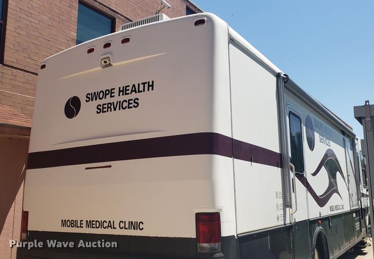image for item DA8524 2004 Workhorse W22 medical clinic RV