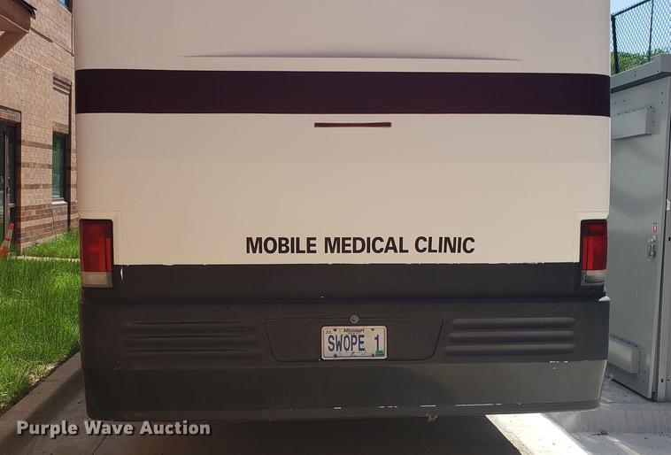 image for item DA8524 2004 Workhorse W22 medical clinic RV