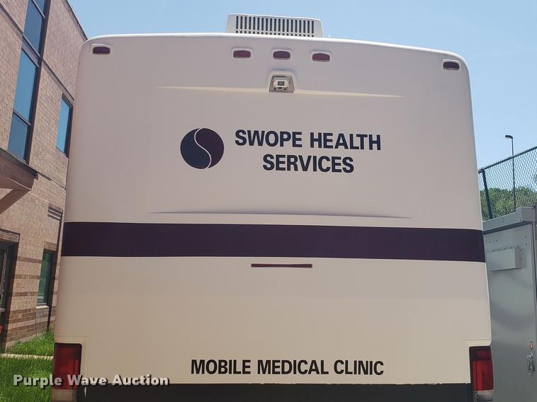 image for item DA8524 2004 Workhorse W22 medical clinic RV