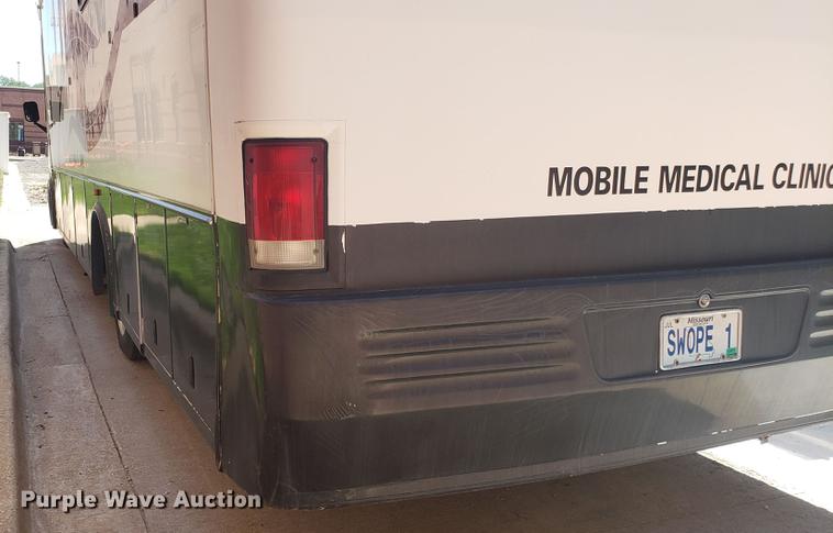 image for item DA8524 2004 Workhorse W22 medical clinic RV