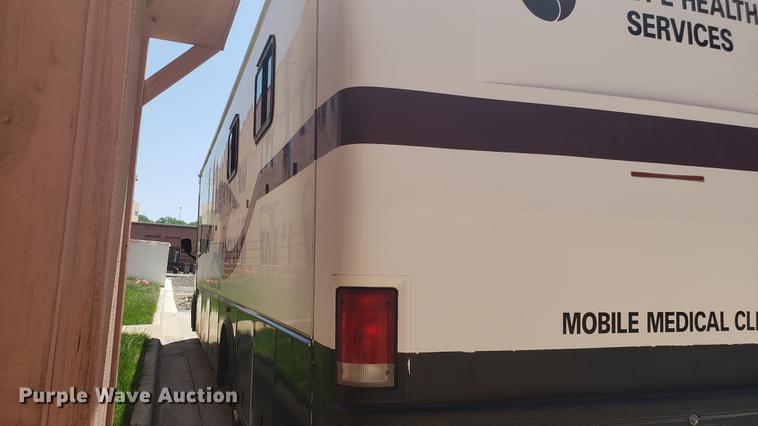 image for item DA8524 2004 Workhorse W22 medical clinic RV