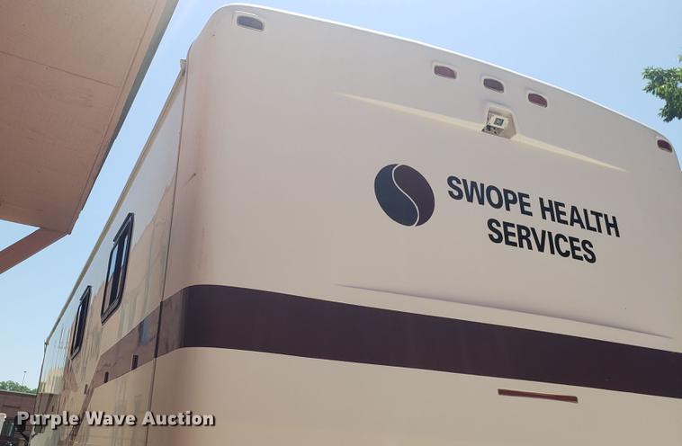 image for item DA8524 2004 Workhorse W22 medical clinic RV